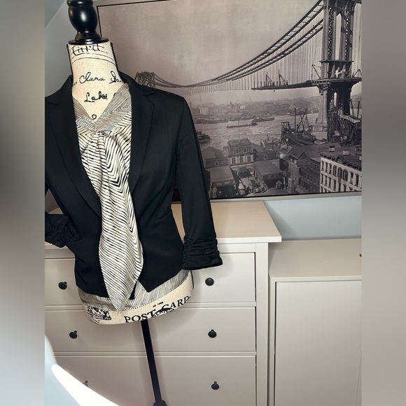 Anne Klein size 2 business suit shirt. Pairs seamlessly with a blazer. - Picture 8 of 9